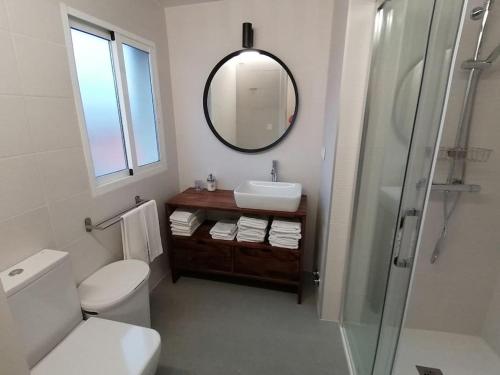 Et badeværelse på Apartamento 1 hab (402) 140m Playa Caneliñas Máx 3 pax