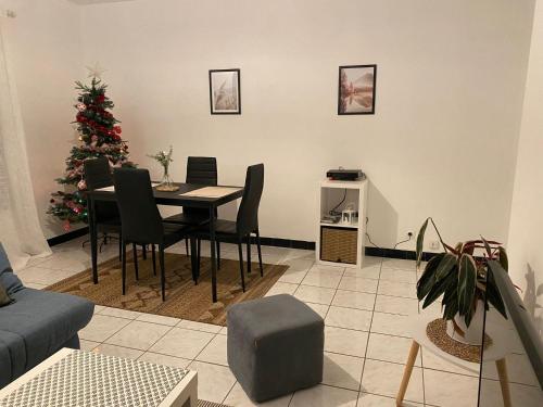 a living room with a table and a christmas tree at Appartement cosy près de la gare avec parking in Saint-Pierre-des-Corps