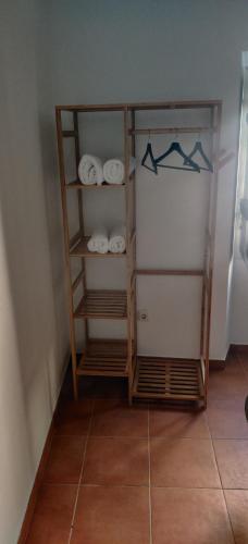 a room with a shelf with towels in a closet at Casa da Cal Branca in Évora