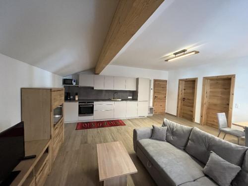 ein Wohnzimmer mit einem Sofa und einem Tisch in der Unterkunft Bucherhof in Obertilliach