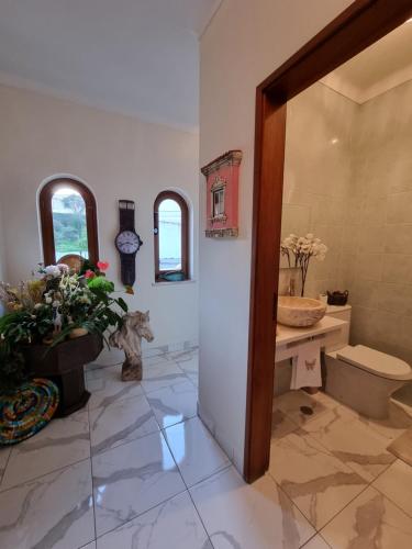 uma casa de banho com um WC e um lavatório em Quarto en-suite Casa Cristina em Lagos