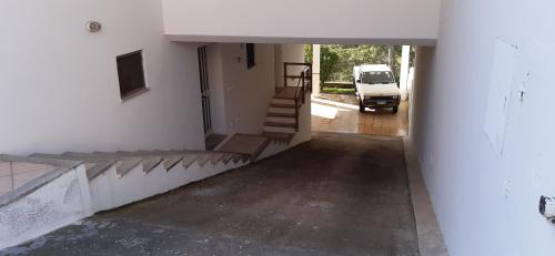 un pasillo vacío de una casa con una furgoneta en el fondo en Casa Roberto, en Arzachena