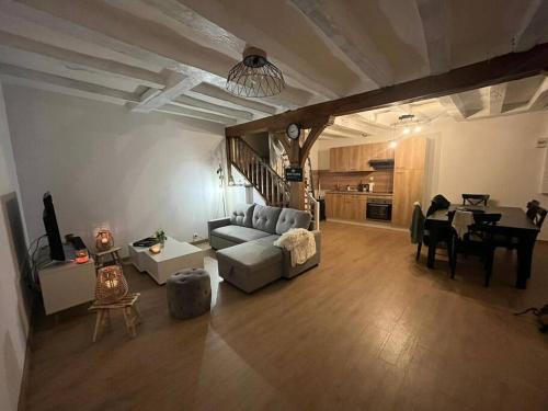 un salon avec un canapé et une table dans l'établissement Chez Samantha au cœur d'Azay, à Azay-le-Rideau