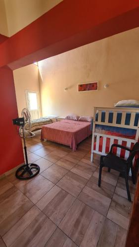 1 dormitorio con 1 cama y 1 silla en una habitación en Casa Necha en Vaqueros