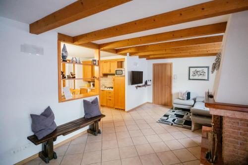 uma sala de estar com um sofá e uma mesa em Appartamento il Cervo em Fai della Paganella