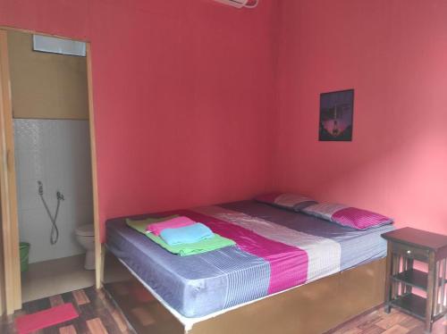 una camera con un letto su una parete rossa di Draii Chalet 