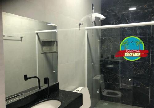 y baño con ducha, aseo y lavamanos. en Chacara Beach Lazer, en Foz do Iguaçu