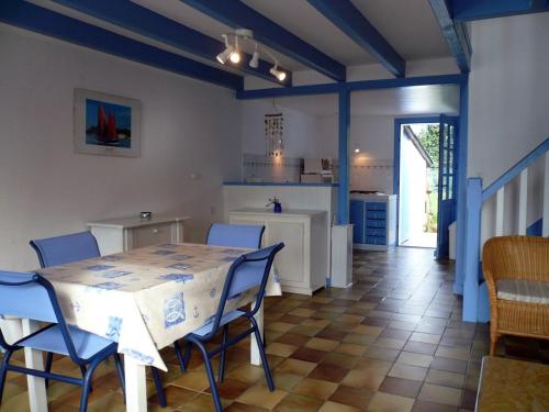 une cuisine et une salle à manger avec une table et des chaises dans l'établissement Charmante maison avec jardin, terrasse et parking à 2 km de Le Palais - Animaux acceptés - FR-1-418-221, au Palais
