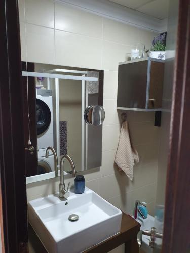 y baño con lavabo y espejo. en vista al mar Habitacion en apartamento compartido, en Moraira