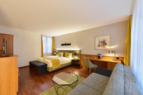 una camera d'albergo con letto e scrivania di Hotel Engel a Zofingen