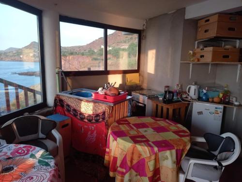 eine Küche mit einem Waschbecken und einem Fenster in der Unterkunft Casa Fabrice in Ribeira da Prata