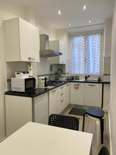Luxury apartment near Colosseum, Steps to Metro, AC & Fast WiFi