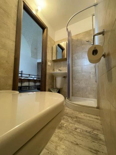 bagno con vasca, doccia e lavandino di L'Antico Camino a Pezze di Greco