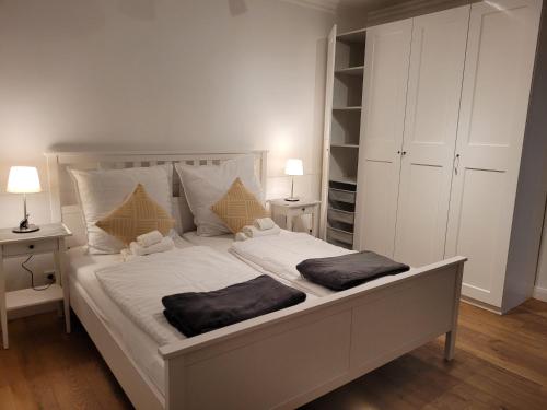 - une chambre avec un grand lit blanc et 2 oreillers dans l'établissement Stadthaus nahe Fußgängerzone, à Hagen