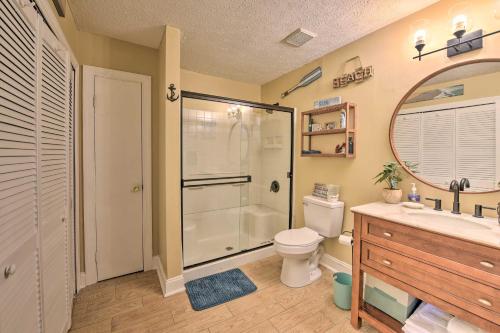 uma casa de banho com um chuveiro, um WC e um lavatório. em Cozy Family-Friendly Home Near Historic District! em Savannah
