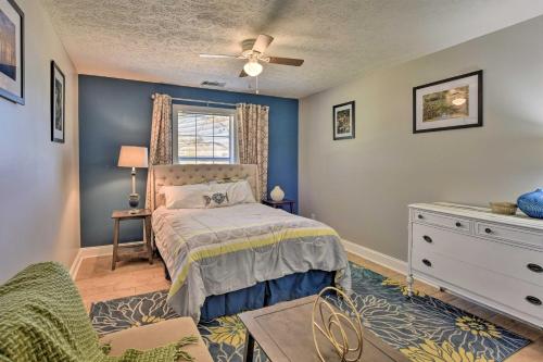 um quarto com uma cama, uma cómoda e uma janela em Cozy Family-Friendly Home Near Historic District! em Savannah
