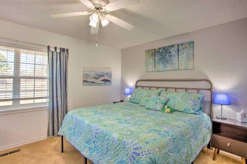 een slaapkamer met een bed en een plafondventilator bij Spacious Lake Texoma Retreat with Updated Interior! in Kingston