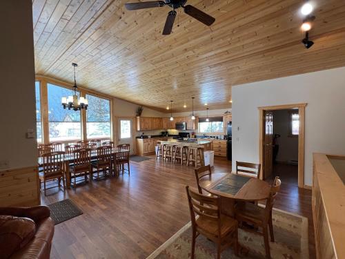 a large living room with a dining room and kitchen at Faithful Street Inn in West Yellowstone
