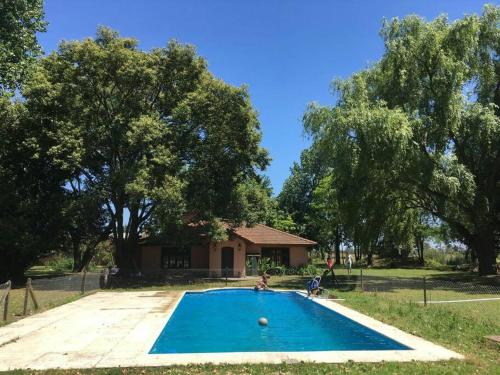 una piscina en un patio con árboles en Casa Del Molino, Casa de Campo, Cañuelas en Cañuelas