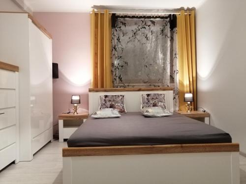 um quarto com uma cama com duas almofadas em DOMEK Zielona Oaza em Polanica-Zdrój