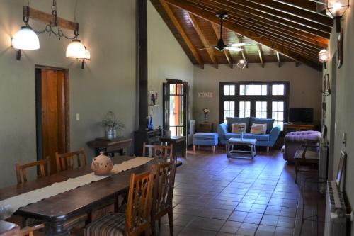 sala de estar con mesa y sofá en Casa Del Molino, Casa de Campo, Cañuelas en Cañuelas