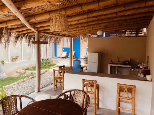 een keuken en eetkamer met een tafel en stoelen bij Casa BLU in Máncora