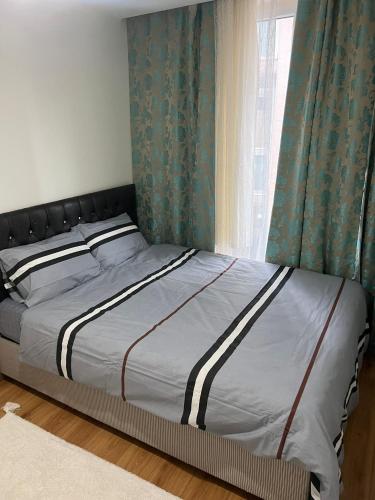 1 cama grande en un dormitorio con ventana en Full furnished Stylish Flat in Istanbul, en Estambul