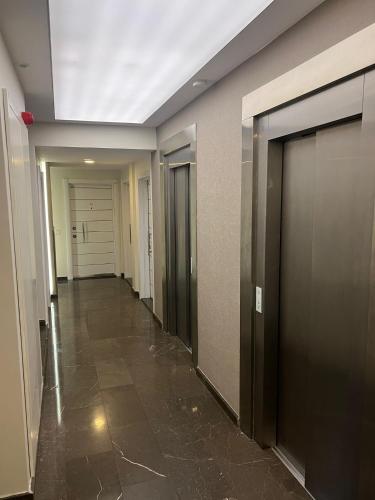 korytarz budynku biurowego z windami i drzwiami w obiekcie Full furnished Stylish Flat in Istanbul w Stambule