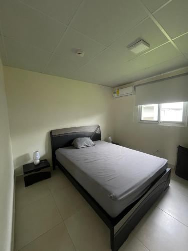 เตียงในห้องที่ Casa de Playa - Residencial Playa Dorada