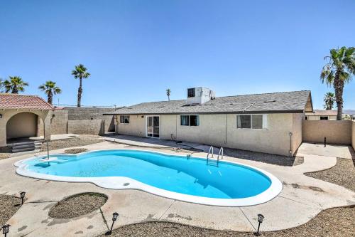Lake Havasu Home with Pool, Near London Bridge!の敷地内または近くにあるプール