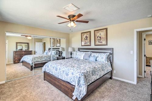 - une chambre avec 2 lits et un ventilateur de plafond dans l'établissement Lake Havasu Home with Private Pool by London Bridge!, à Lake Havasu City