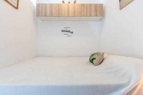 a white room with a bed in a room at Mar y Sol in Empuriabrava