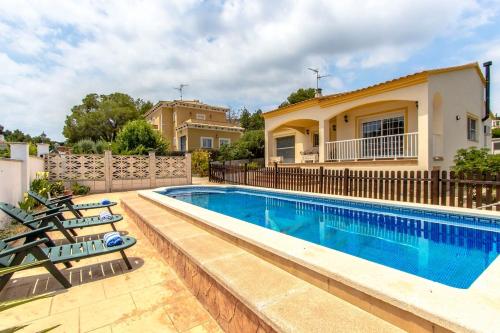 Catalunya Casas Cozy Costa Dorada with private pool, 3km to beach!の敷地内または近くにあるプール