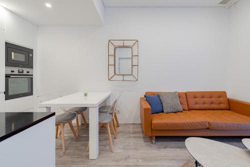 a living room with a couch and a table at Casa Dagan in Setúbal