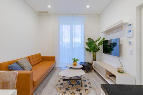 a living room with a couch and a table at Casa Dagan in Setúbal