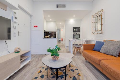 a living room with a couch and a table at Casa Dagan in Setúbal