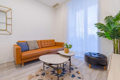 a living room with a couch and a table at Casa Dagan in Setúbal