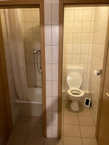 a bathroom stall with a toilet and a shower at Einfaches grosse geräumiges Wohnung für Monteuren in Dortmund