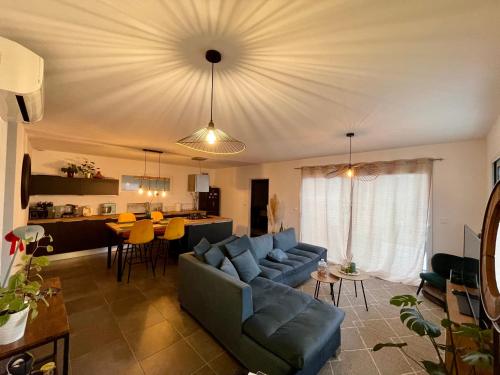 Χώρος καθιστικού στο Maison moderne cosy et lumineuse