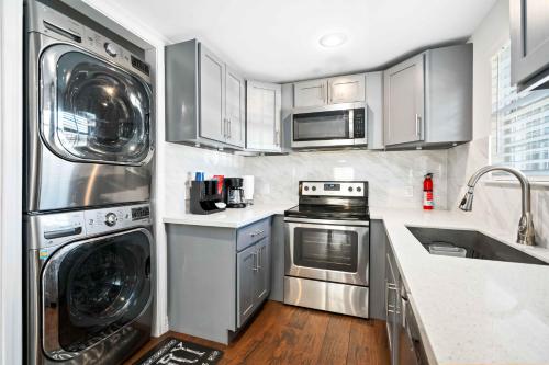 Η κουζίνα ή μικρή κουζίνα στο Stunning & Vibrant APT 7 Min From TX Med Center