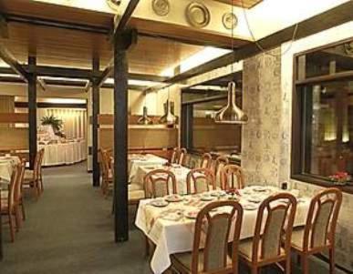 Stadthotel Oldenburg في أولدنبورغ: غرفة طعام مع طاولات وكراسي في مطعم