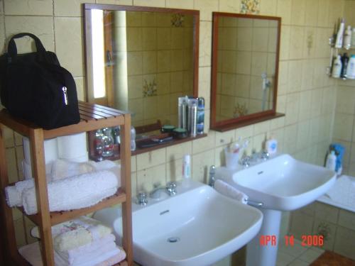 y baño con lavabo blanco y espejo. en Casa Carolina - Villa/Pool with Bar, 5 bedrooms, 3 bathrooms, Great For Groups., en Castel Rocchero