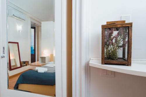 カターニアにあるChebedda B&Bの鏡付きのベッドルーム1室、ベッド1台が備わるベッドルーム1室を提供しています。