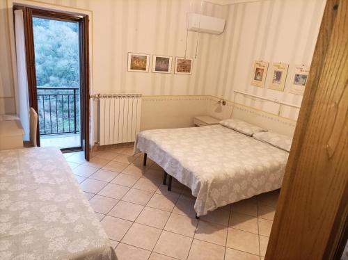 a bedroom with two beds and a window at La Casa Del Sole in Bomarzo