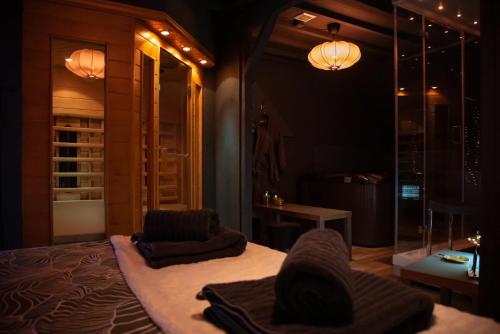 Ruang duduk di PAUSE NATURE SORBAIS Chambre avec SPA, SAUNA, HAMMAM SHOWER, STREAMING et arrivée autonome