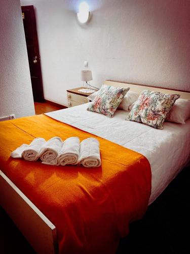 a bedroom with a bed with towels on it at Abrigo da Estrela in Covilhã