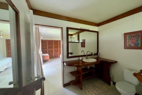 uma casa de banho com um lavatório e um espelho em Villa Ohana - Deluxe Villa w Private Beachfront em Otumai