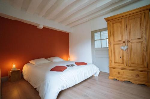 Schlafzimmer mit einem weißen Bett und einem Holzschrank in der Unterkunft Bleausard’s Guest House, cozy place next to river in Grez-sur-Loing