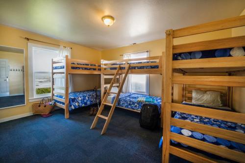 een kamer met 2 stapelbedden en een ladder bij HI Pigeon Point Lighthouse Hostel in Pescadero