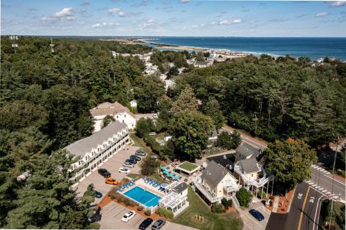 Una vista aérea de un complejo turístico con piscina. en Admiral's Inn Resort, en Ogunquit
